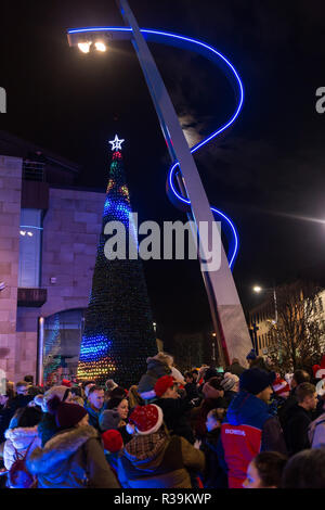 Lisburn, Nordirland, 22. November 2018. Massen von Menschen, darunter viele junge Familien, line Bow Street und Marktplatz in Lisburn Stadtzentrum zu einem Laternenumzug, an denen Schülerinnen und Schüler durch die Carnival Darsteller für die jährlichen Weihnachtsbeleuchtung Switch-On begleitet. Es markiert den Beginn der Lisburn Licht Festival, 22. November bis 25. Januar, wenn über eine Million werden die Lichter der Stadt leuchten. Der Bürgermeister, Stadtrat Uel Mackin eingeschaltet die Weihnachtsbeleuchtung gekonnt unterstützt von Santa. Credit: Ian Proctor/Alamy leben Nachrichten Stockfoto