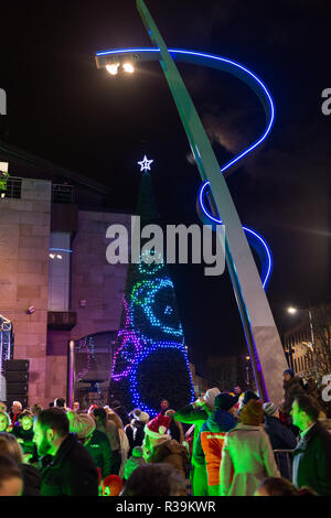 Lisburn, Nordirland, 22. November 2018. Massen von Menschen, darunter viele junge Familien, line Bow Street und Marktplatz in Lisburn Stadtzentrum zu einem Laternenumzug, an denen Schülerinnen und Schüler durch die Carnival Darsteller für die jährlichen Weihnachtsbeleuchtung Switch-On begleitet. Es markiert den Beginn der Lisburn Licht Festival, 22. November bis 25. Januar, wenn über eine Million werden die Lichter der Stadt leuchten. Der Bürgermeister, Stadtrat Uel Mackin eingeschaltet die Weihnachtsbeleuchtung gekonnt unterstützt von Santa. Credit: Ian Proctor/Alamy leben Nachrichten Stockfoto