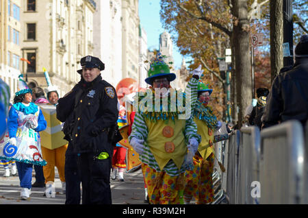 Manhattan, New York, USA. 22 Nov, 2018. Darsteller gesehen zu Fuß durch die Polizei während der 92. jährliche Thanksgiving Day Parade von Macy's anzusehen New York City. Credit: Ryan Rahman/SOPA Images/ZUMA Draht/Alamy leben Nachrichten Stockfoto