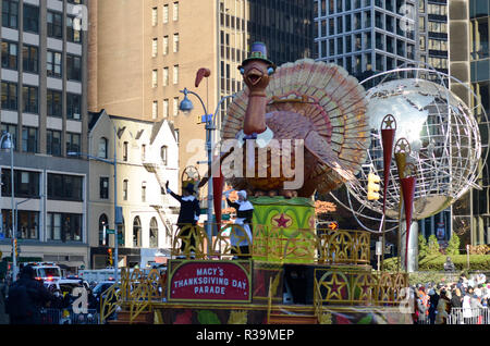 Eine Türkei Abbildung mit Interpreten in der 92. jährlichen Macy Thanksgiving Day Paradein New York City gesehen. Stockfoto