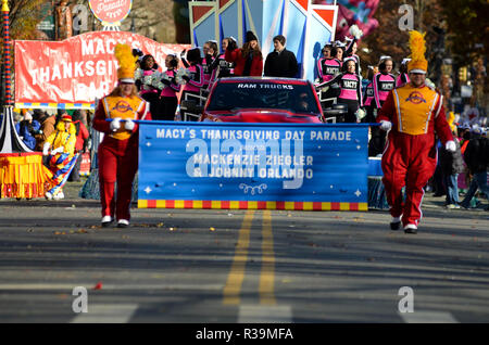 Darsteller gesehen zu Fuß durch die Sixth Avenue in der 92. jährliche Thanksgiving Day Parade von Macy's anzusehen in New York City. Stockfoto