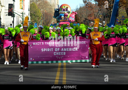 Darsteller gesehen zu Fuß durch die Sixth Avenue in der 92. jährliche Thanksgiving Day Parade von Macy's anzusehen in New York City. Stockfoto