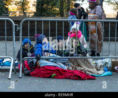 New York, NY - 22. November 2018: die New Yorker brave kalten Wetter die 92. jährliche Thanksgiving Day Parade von Macy's anzusehen in den Straßen von Manhattan Kredit zu beobachten: Lev radin/Alamy leben Nachrichten Stockfoto