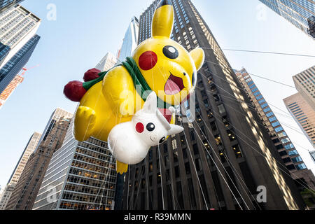 Die Pikachu Ballon während der 2018 Macy's Thanksgiving Day Parade in New York City gesehen. Stockfoto