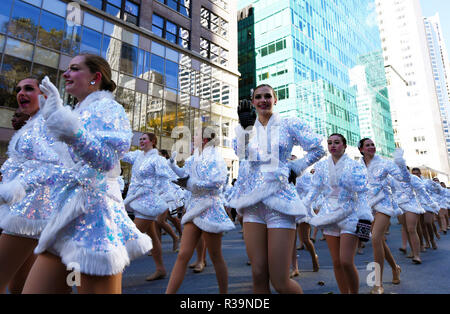 New York, USA. 22 Nov, 2018. Darsteller nehmen an der 2018 Macy's Thanksgiving Day Parade in New York, USA, an November 22, 2018. Trotz der eisigen Kälte und starke Winde, Millionen von Menschen aus New York und um die Welt säumten die Straßen von Manhattan Die Blendenanzeige von Luftballons zu beobachten und schwimmt auf der 92. jährlichen Thanksgiving Day Parade von Macy's anzusehen am Donnerstag. Credit: Li Rui/Xinhua/Alamy leben Nachrichten Stockfoto