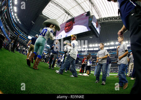 Arlington, Texas, USA. 22 Nov, 2018. November 22, 2018. Cowboys fans Grüße Maskottchen Rowdy während der vorwärmungen wie die Washington Redskins spielten die Dallas Cowboys in der NFL Spiel am Thanksgiving Tag an ATT Stadium in Arlington, TX. Credit: Ralph Lauer/ZUMA Draht/Alamy leben Nachrichten Stockfoto