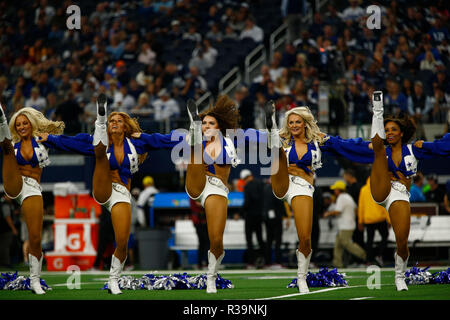 Arlington, Texas, USA. 22 Nov, 2018. November 22, 2018. Die Dallas Cowboys Cheerleaders durchführen, wie die Washington Redskins die Dallas Cowboys in der NFL Spiel am Thanksgiving Tag bei AT&T Stadium in Arlington, TX gespielt. Credit: Ralph Lauer/ZUMA Draht/Alamy leben Nachrichten Stockfoto