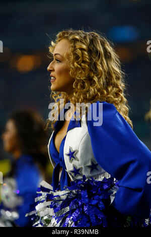 Arlington, Texas, USA. 22 Nov, 2018. November 22, 2018. Dallas Cowboys Cheerleaders durchführen, während der nationalen Fußball-Liga Spiel, wie die Washington Redskins spielten die Dallas Cowboys in der NFL Spiel am Thanksgiving Tag bei AT&T Stadium in Arlington, TX. Credit: Ralph Lauer/ZUMA Draht/Alamy leben Nachrichten Stockfoto