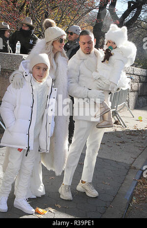 New York, NY, USA. November 22, 2018 Bronx Mowgli Wentz, Ashlee Simpson, Evan Ross, Jagger Schnee Ross teilnehmen 92. jährlichen Macy's Thanksgiving Day Parade in New York. November 22, 2018 Kreditkarten: RW/MediaPunch/Alamy leben Nachrichten Stockfoto