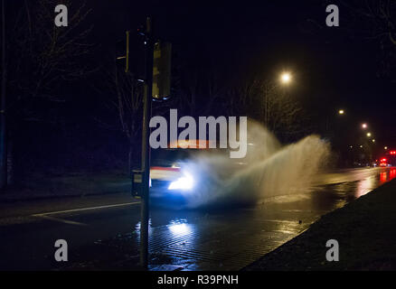 Carrigaline, Cork, Irland. 23. November 2018. Am frühen Morgen den Verkehr durch einen Abschnitt der überfluteten Straße nach einer Nacht des schweren Regens an bothar Guidel, Carrigaline, Co.Cork. Stockfoto