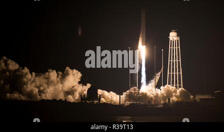 Die Northrop Grumman Antares Rakete Durchführung der Cygnus resupply Raumschiff startet von Pad-0 der NASA Wallops Flight Facility November 17, 2018 in Wallops Island, Virginia. Die kommerziellen Ladung resupply Mission zur Internationalen Raumstation wird über 7.400 Pfund von Wissenschaft und Forschung, Crew versorgt und -Hardware, die an den orbitalen Labor und seine Crew liefern. Stockfoto