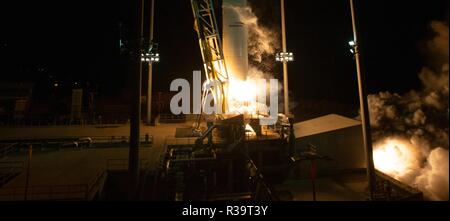 Die Northrop Grumman Antares Rakete Durchführung der Cygnus resupply Raumschiff startet von Pad-0 der NASA Wallops Flight Facility November 17, 2018 in Wallops Island, Virginia. Die kommerziellen Ladung resupply Mission zur Internationalen Raumstation wird über 7.400 Pfund von Wissenschaft und Forschung, Crew versorgt und -Hardware, die an den orbitalen Labor und seine Crew liefern. Stockfoto