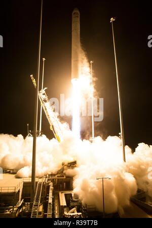 Die Northrop Grumman Antares Rakete Durchführung der Cygnus resupply Raumschiff startet von Pad-0 der NASA Wallops Flight Facility November 17, 2018 in Wallops Island, Virginia. Die kommerziellen Ladung resupply Mission zur Internationalen Raumstation wird über 7.400 Pfund von Wissenschaft und Forschung, Crew versorgt und -Hardware, die an den orbitalen Labor und seine Crew liefern. Stockfoto