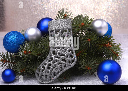 Weihnachtsdekoration. Die Stiefel von Santa Claus und Christmas tree branches auf hölzernen Hintergrund Stockfoto