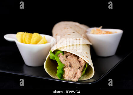 Lecker Thunfisch mit Salat innen mit isolierten schwarzen Hintergrund Stockfoto