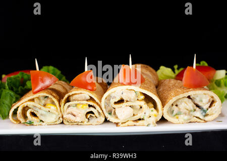 Huhn Pfannkuchen mit Salat innen mit isolierten schwarzen Hintergrund Stockfoto