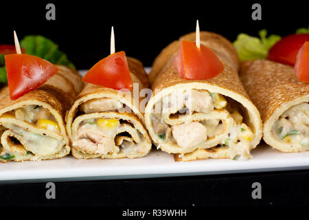 Huhn Pfannkuchen mit Salat innen mit isolierten schwarzen Hintergrund Stockfoto