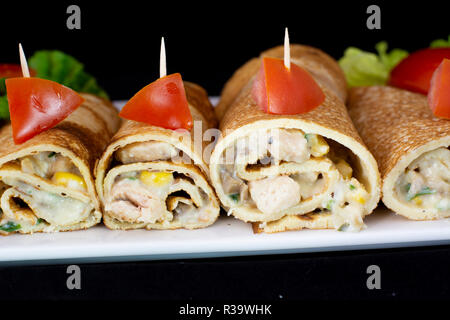 Huhn Pfannkuchen mit Salat innen mit isolierten schwarzen Hintergrund Stockfoto