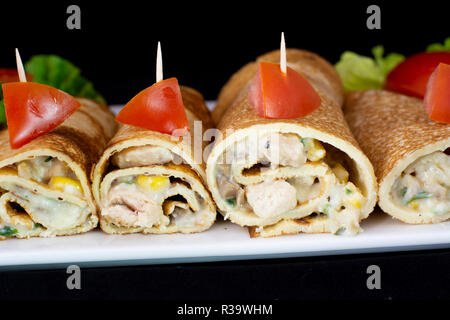 Huhn Pfannkuchen mit Salat innen mit isolierten schwarzen Hintergrund Stockfoto