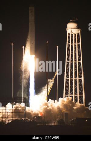 Die Northrop Grumman Antares Rakete Durchführung der Cygnus resupply Raumschiff startet von Pad-0 der NASA Wallops Flight Facility November 17, 2018 in Wallops Island, Virginia. Die kommerziellen Ladung resupply Mission zur Internationalen Raumstation wird über 7.400 Pfund von Wissenschaft und Forschung, Crew versorgt und -Hardware, die an den orbitalen Labor und seine Crew liefern. Stockfoto