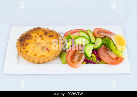 Spinatkuchen mit frischem Salat mit isolierten weißen Hintergrund serviert. Stockfoto