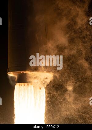 Die Northrop Grumman Antares Rakete Durchführung der Cygnus resupply Raumschiff startet von Pad-0 der NASA Wallops Flight Facility November 17, 2018 in Wallops Island, Virginia. Die kommerziellen Ladung resupply Mission zur Internationalen Raumstation wird über 7.400 Pfund von Wissenschaft und Forschung, Crew versorgt und -Hardware, die an den orbitalen Labor und seine Crew liefern. Stockfoto