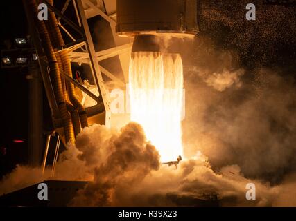 Die Northrop Grumman Antares Rakete Durchführung der Cygnus resupply Raumschiff startet von Pad-0 der NASA Wallops Flight Facility November 17, 2018 in Wallops Island, Virginia. Die kommerziellen Ladung resupply Mission zur Internationalen Raumstation wird über 7.400 Pfund von Wissenschaft und Forschung, Crew versorgt und -Hardware, die an den orbitalen Labor und seine Crew liefern. Stockfoto