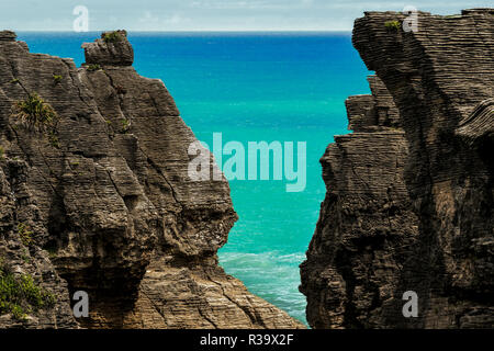 Geschichtete Felsformationen an Pancake Rocks in der Nähe von Hokitika auf der Südinsel Neuseelands. Stockfoto