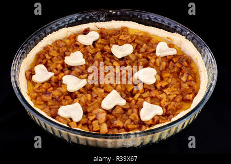 Apfelkuchen serviert im Glas service Platte mit isolierten schwarzen Hintergrund Stockfoto