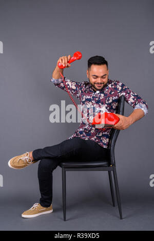 Junge Bartgeier Inder gegen grauer Hintergrund Stockfoto