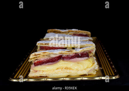 Russische napoleon Kuchen mit frischen Erdbeeren mit isolierten schwarzen Hintergrund Stockfoto