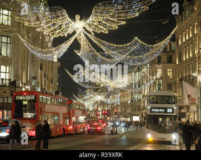 Anzeigen suchen, um sich bei der festlichen Weihnachtsbeleuchtung in der Nacht in der Regent Street London 2018 Stockfoto