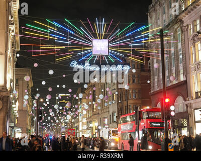 Anzeigen suchen, um sich bei der festlichen Weihnachtsbeleuchtung in der Nacht in der Oxford Street London 2018 Stockfoto