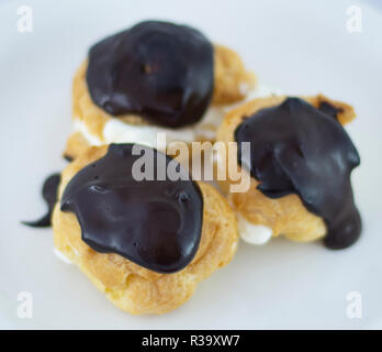 Köstliche frische profiterols auf weißem Hintergrund Stockfoto