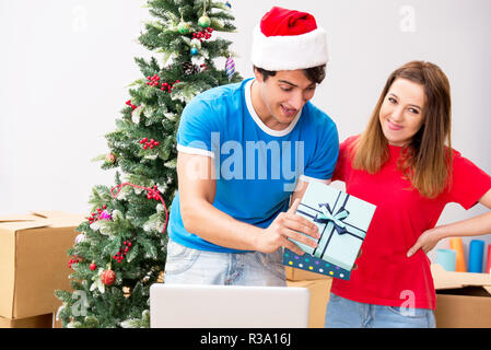 Junge Familie Weihnachten im neuen Haus feiern. Stockfoto