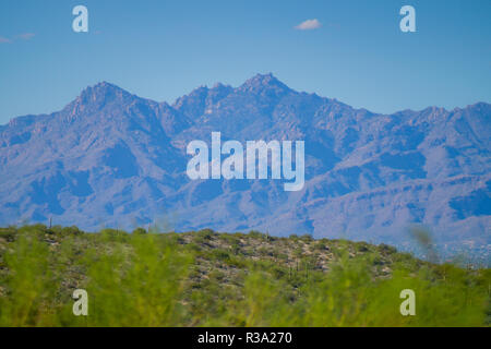 Blick auf die Berge rund um Tucson Arizona von einem Nationalpark Stockfoto