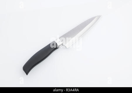 Küche: Blick von oben auf die Messer mit rostfreier Klinge auf weißem Hintergrund Stockfoto
