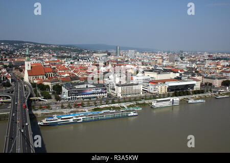 Blick über die Donau auf den Martinsdom und die Altstadt von Bratislava, Slowakei Stockfoto