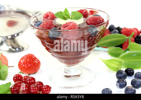 Rote Grütze mit Vanillesoße und Himbeeren Stockfoto