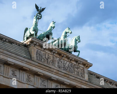 Die Quadriga des Brandenburger Tors vor einem Blauen bewölkten Himmel in Berlin, Deutschland Stockfoto