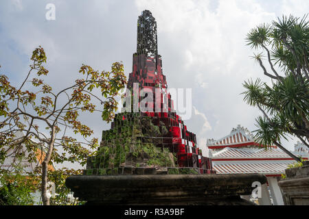 Sanitas Pradittasnee spektakuläre Installation' im gesamten Universum und darüber hinaus' auf dem Gelände des Grand Palace in Bangkok, Thailand. Diese Installation ist Teil der "Bab'oder der Bangkok Biennale 2018. Das tägliche Leben in Bangkok die Hauptstadt von Thailand. Stockfoto