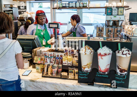 Miami Beach, Florida, Starbucks Coffee, Inneneinrichtung, Schwarze Afrikaner, ethnische Minderheit, Erwachsene Erwachsene, Erwachsene, Frauen, Frauen, Barista Stockfoto