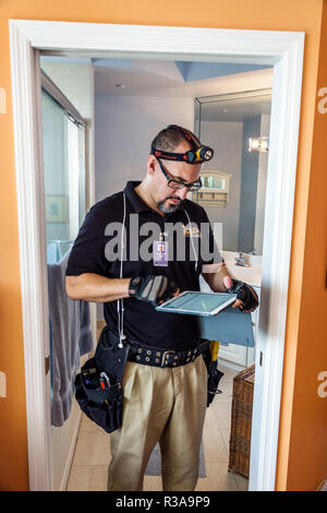 Miami Beach Florida, North Beach, hispanischer Mann Männer männlich, Hausinspektor, mit Tablet, inspiziert Wohnung Wohnung Wohnung, FL181030037 Stockfoto