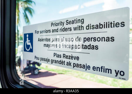 Miami Beach Florida, Miami-Dade Metrobus unterzeichnen zweisprachiges Spanisch Englisch Kreolsprachen, vorrangige Sitzplätze Senioren Behinderungen, FL181115023 Stockfoto