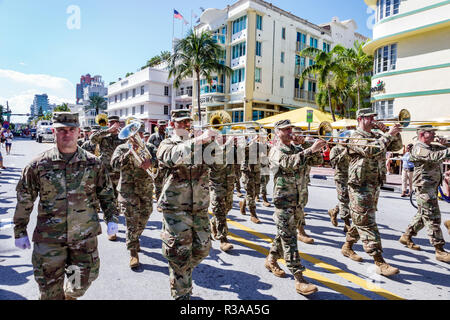 Miami Beach, Florida, Ocean Drive, Veterans Day Parade Aktivitäten, Armee-Band marschieren, FL181115030 Stockfoto