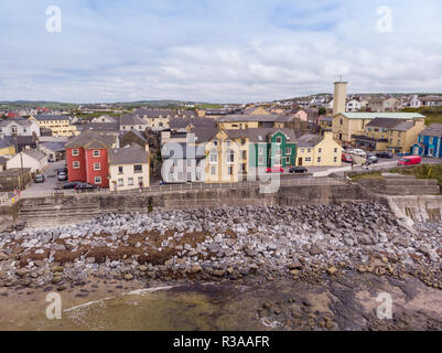 Lahinch oder Lehinch ist eine kleine Stadt an der Liscannor Bay, an der nordwestlichen Küste von County Clare, Irland. Die Stadt ist ein Badeort und hat einen po werden Stockfoto