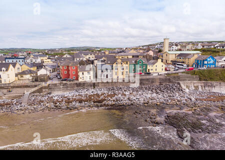 Lahinch oder Lehinch ist eine kleine Stadt an der Liscannor Bay, an der nordwestlichen Küste von County Clare, Irland. Die Stadt ist ein Badeort und hat einen po werden Stockfoto