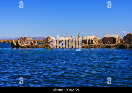 Uros schwimmende Insel am Titicacasee, Puno, Peru Stockfoto