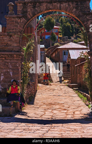 Leben Szene der peruanischen Bauern der Insel Taquile, Puno, Peru Stockfoto