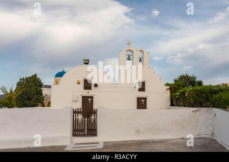 Die kleine Kirche der Gottesmutter von der Jungfrau Maria (Kimisi tis Theotoku) im Innenhof der Pfarrkirche Saint George (Agios Georgios). Κο Stockfoto
